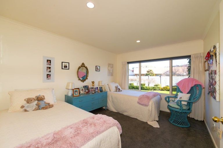 Photo of property in 33 Kensington Drive, Taradale, Napier, 4112