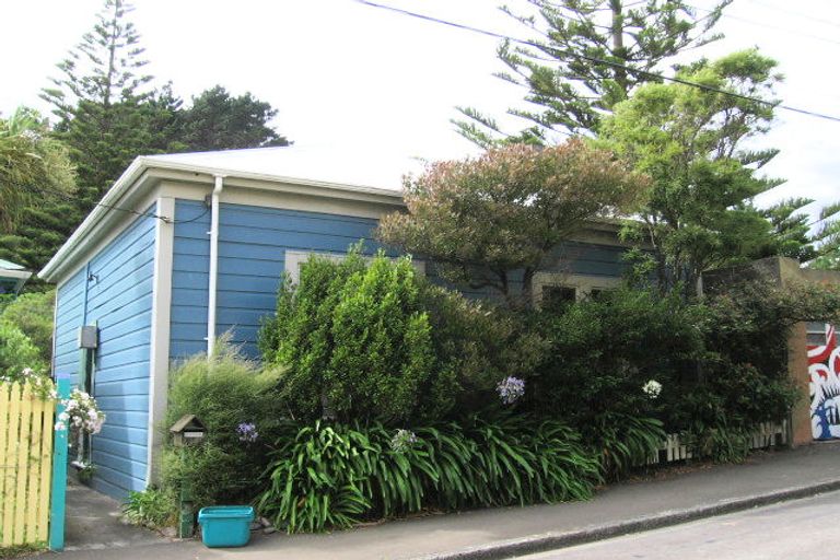 Photo of property in 17 Edinburgh Terrace, Berhampore, Wellington, 6023