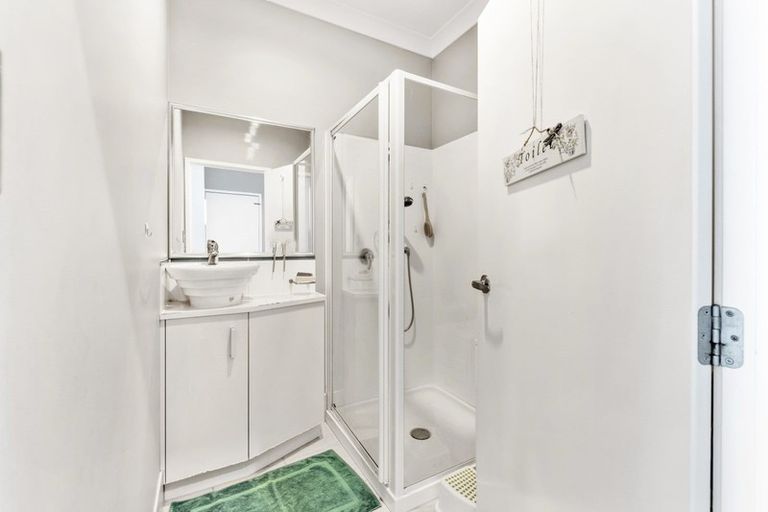 Photo of property in 7n Clearwater Cove, West Harbour, Auckland, 0618