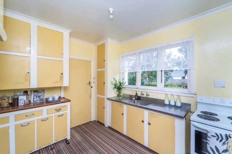 Photo of property in 16 Humphries Street, Greytown, 5712