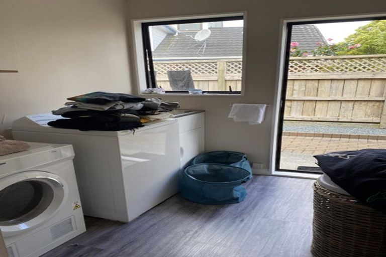 Photo of property in 2/24 Comeskey Grove, Elderslea, Upper Hutt, 5018