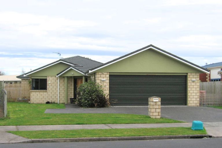 Photo of property in 52 Waiwherowhero Drive, St Andrews, Hamilton, 3200