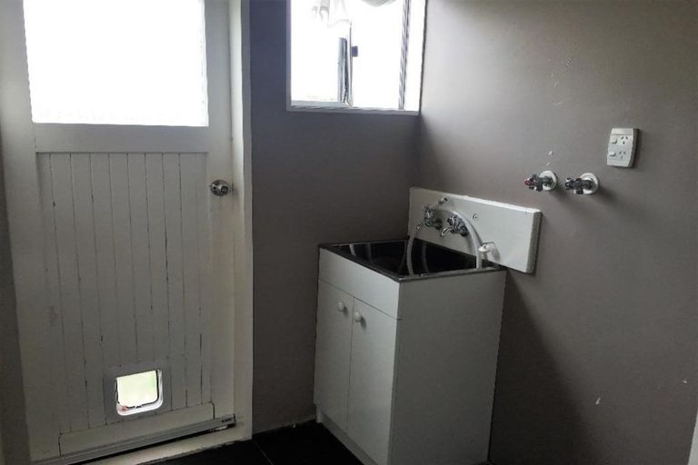 Photo of property in 7a Chetwode Grove, Newlands, Wellington, 6037