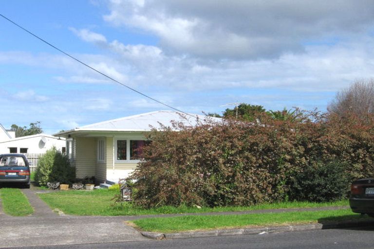 Photo of property in 68 Taikata Road, Te Atatu Peninsula, Auckland, 0610