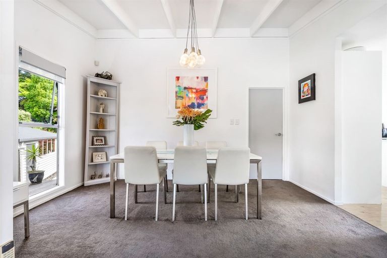 Photo of property in 11 Cottam Grove, Northcross, Auckland, 0632