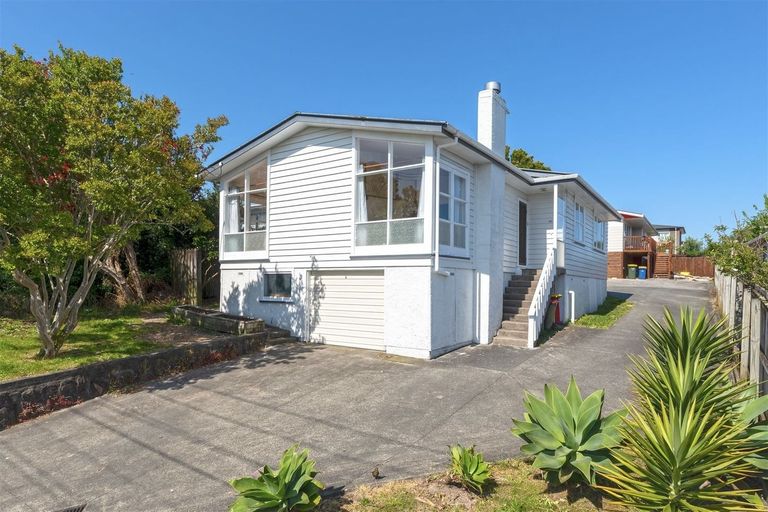 Photo of property in 41 Sunnyside Road, Sunnyvale, Auckland, 0612