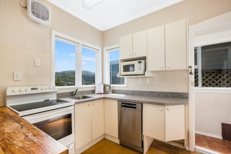 Photo of property in 97 Northland Road, Northland, Wellington, 6012