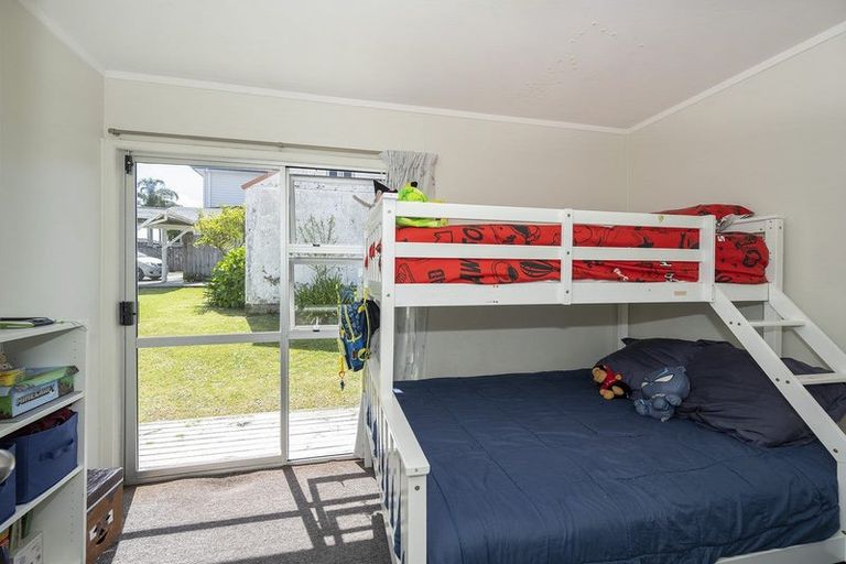 Photo of property in 4/23 Luckens Road, West Harbour, Auckland, 0618