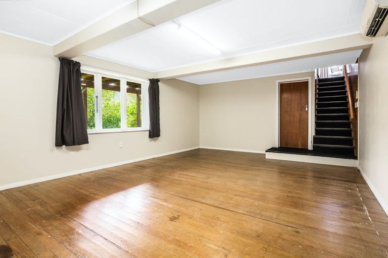 Photo of property in 15 Handyside Street, Tawa, Wellington, 5028