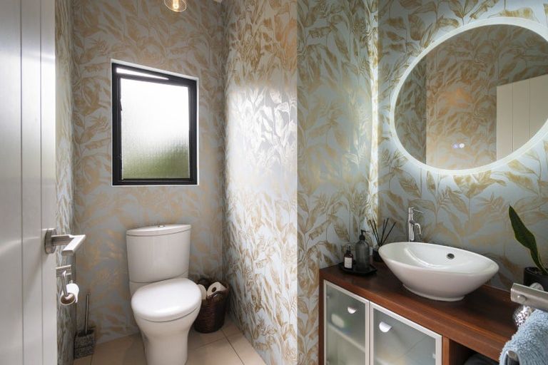 Photo of property in 70 Waicola Drive, Fitzherbert, Palmerston North, 4471