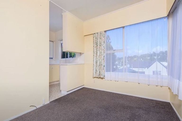 Photo of property in 2/10 Lambrown Drive, Totara Vale, Auckland, 0629