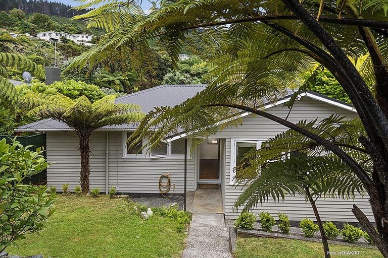 Photo of property in 6 Woodstock Terrace, Tawa, Wellington, 5028