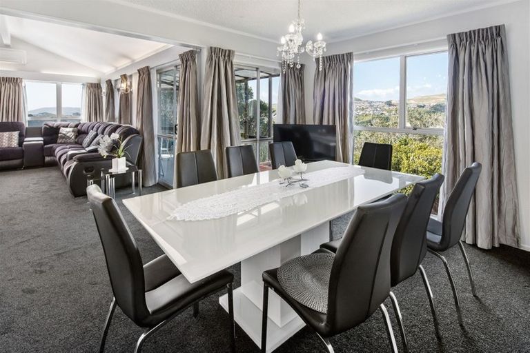 Photo of property in 6 Tree Top Lane, Paparangi, Wellington, 6037