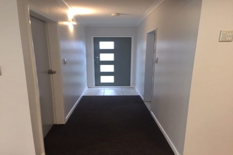 Photo of property in 2 Mcmahon Way, Paparangi, Wellington, 6037