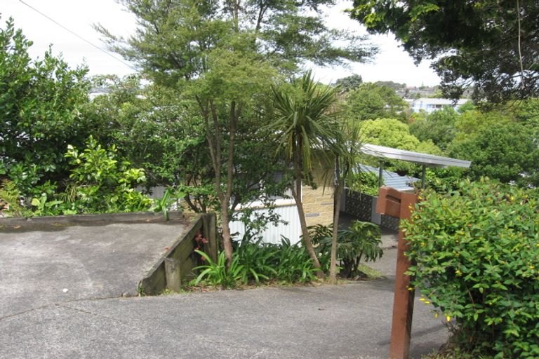 Photo of property in 76 Chivalry Road, Glenfield, Auckland, 0629