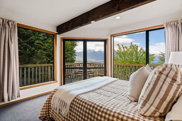 Photo of property in 138a Wynyard Crescent, Fernhill, Queenstown, 9300