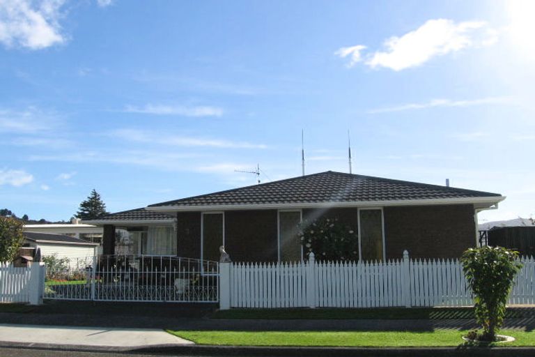 Photo of property in 3 Milton Street, Stokes Valley, Lower Hutt, 5019