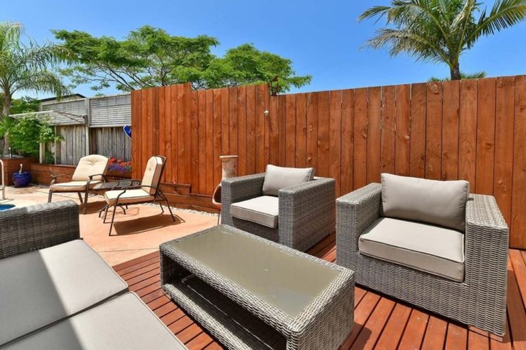 Photo of property in 52 Settlers Grove, Orewa, 0931