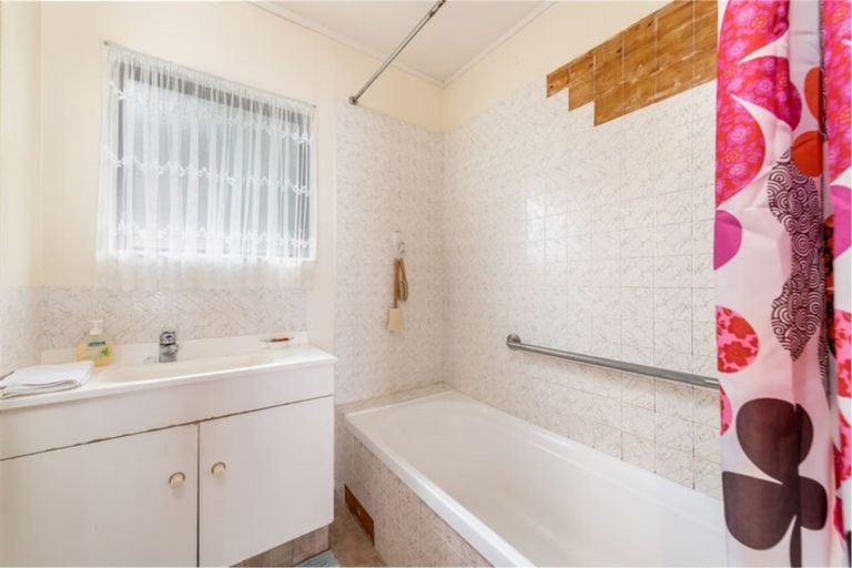 Photo of property in 2/10 Hutchinson Avenue, New Lynn, Auckland, 0600