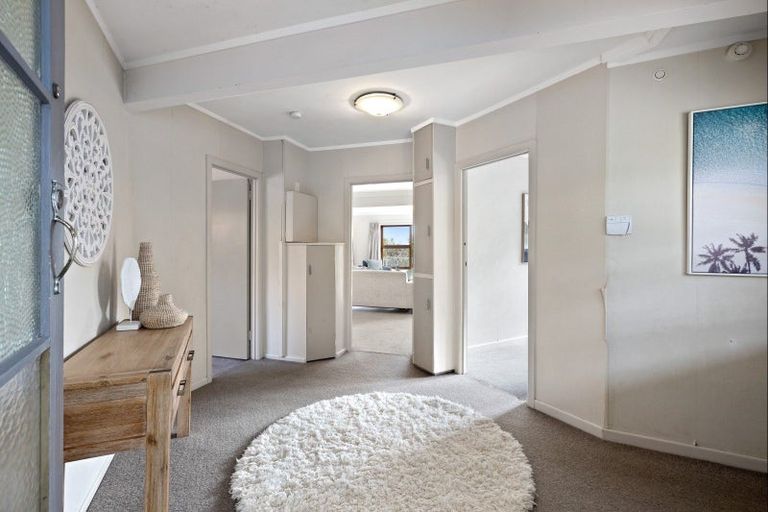 Photo of property in 24 The Crescent, Tindalls Beach, Whangaparaoa, 0930