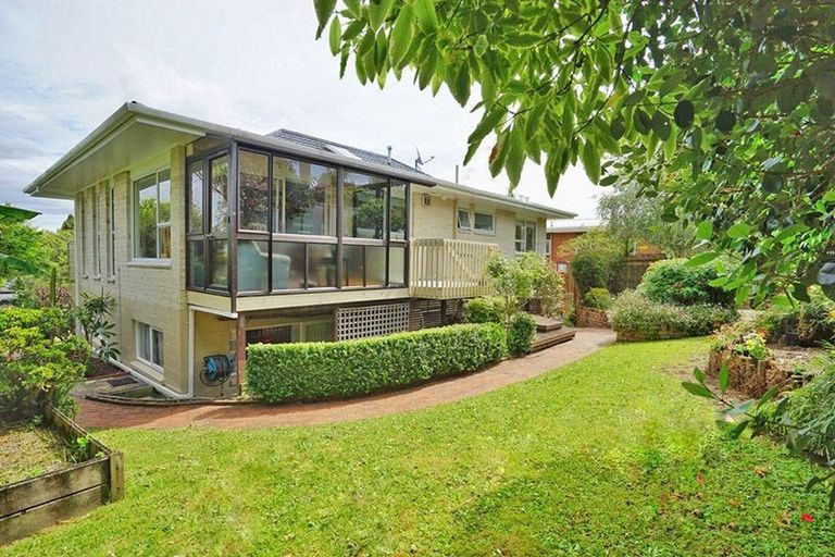 Photo of property in 17 Barlow Place, Chatswood, Auckland, 0626