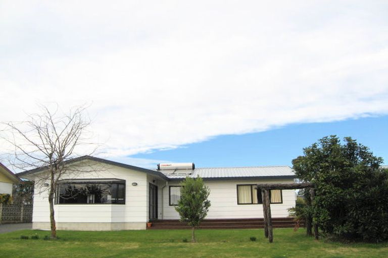 Photo of property in 8 Deakin Place, Clive, 4102