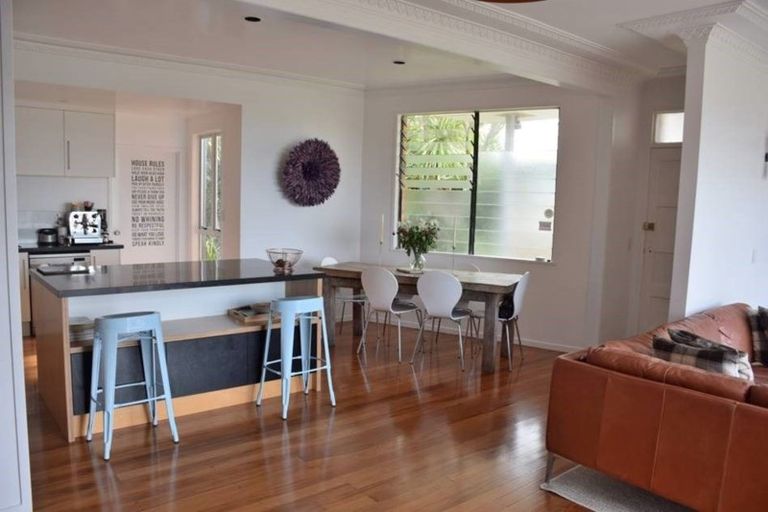 Photo of property in 42 Covil Avenue, Te Atatu South, Auckland, 0610