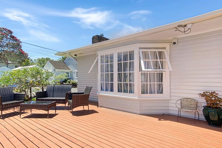Photo of property in 122 Atkinson Road, Titirangi, Auckland, 0604