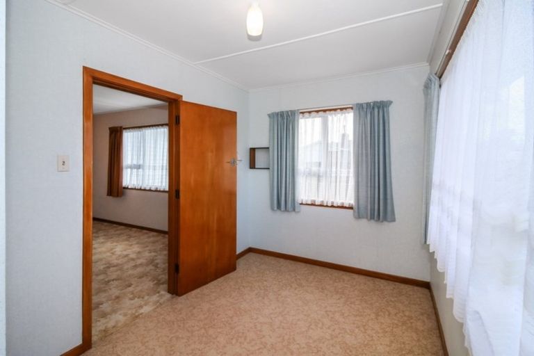 Photo of property in 15 Turakina Street, Merrilands, New Plymouth, 4312
