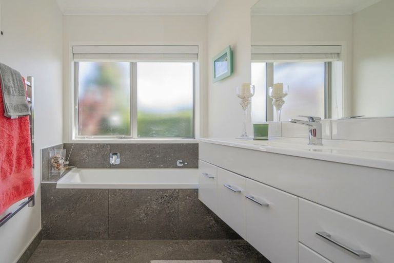 Photo of property in 10 Roseberry Place, Whitianga, 3510