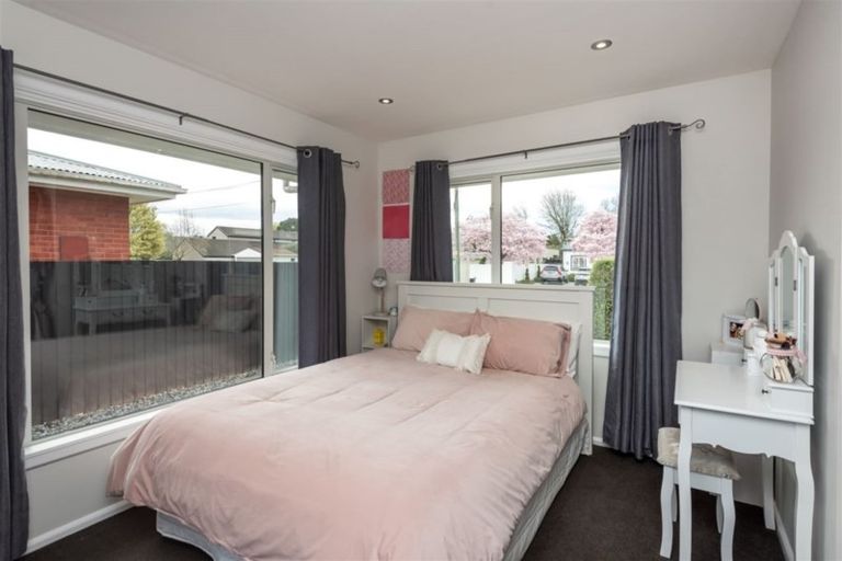 Photo of property in 28 Woodford Terrace, Ilam, Christchurch, 8053