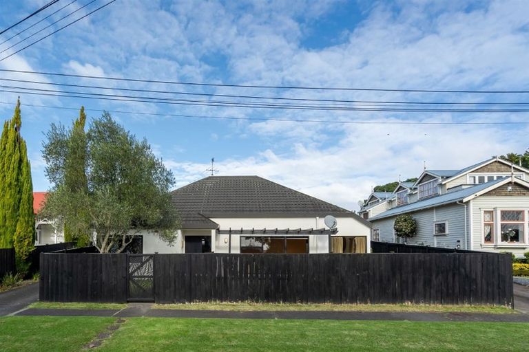 Photo of property in 1/14 Beresford Street, Bayswater, Auckland, 0622