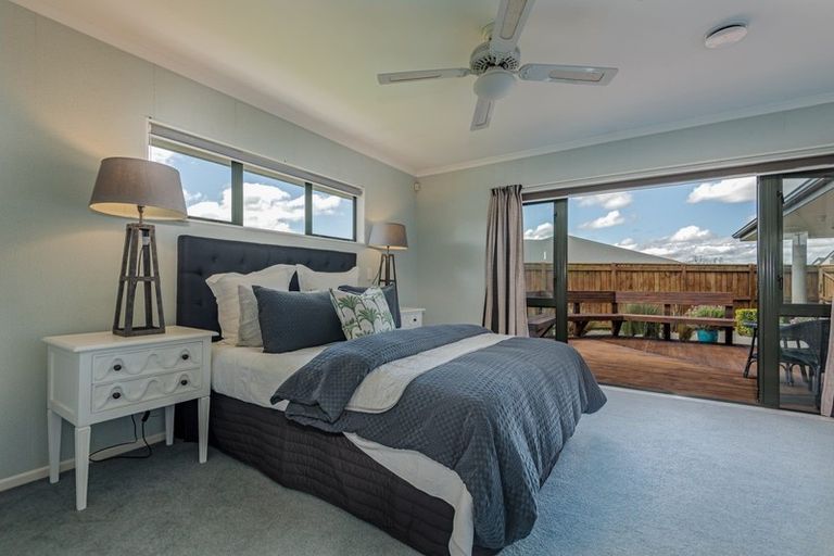 Photo of property in 40 Royal Oak Drive, Kelvin Grove, Palmerston North, 4414