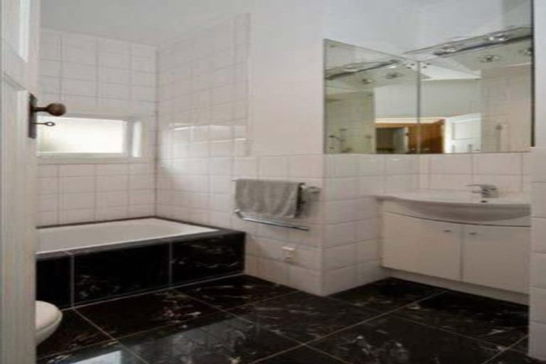 Photo of property in 13a Irirangi Road, Greenlane, Auckland, 1061