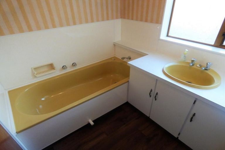 Photo of property in 17a Edgewater Parade, Waiuku, 2123