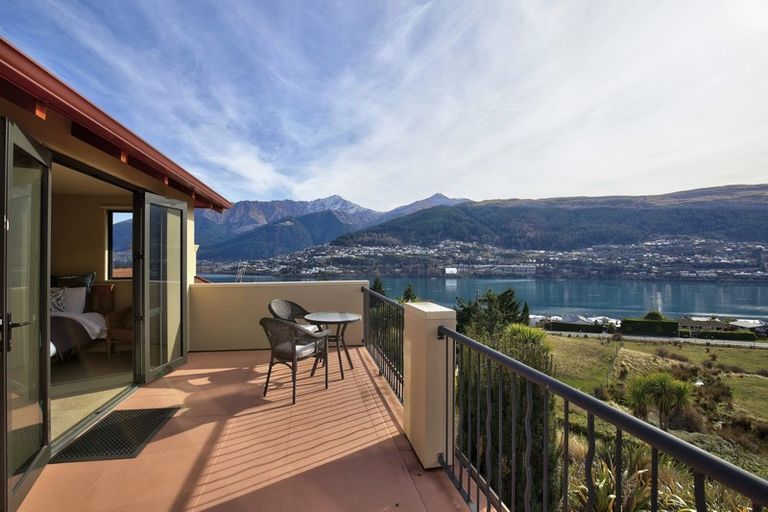 Photo of property in 17 Milward Place, Kelvin Heights, Queenstown, 9300