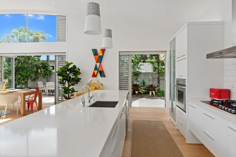 Photo of property in 9 Paraoa Crescent, Omaha, 0986