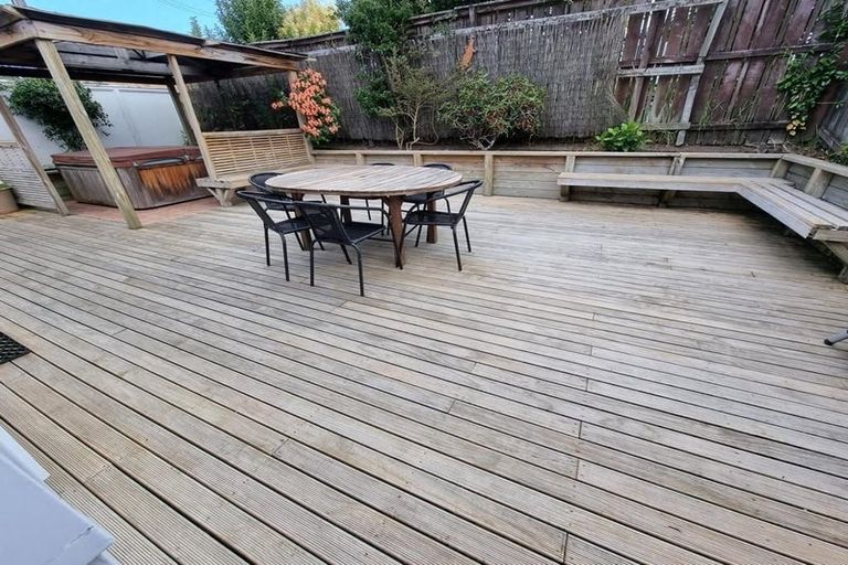 Photo of property in 1 Tamahere Drive, Glenfield, Auckland, 0629