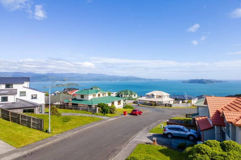 Photo of property in 75 Dress Circle, Newlands, Wellington, 6037