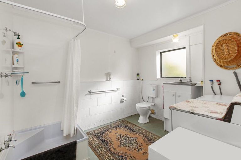 Photo of property in 51 Wallis Street, Raglan, 3225