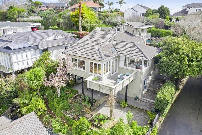 Photo of property in 2/5 Colmar Road, Mellons Bay, Auckland, 2014