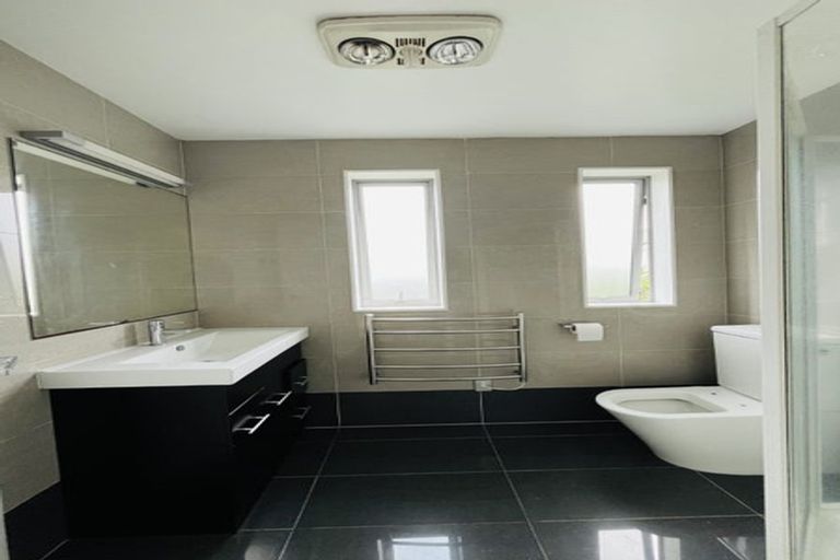 Photo of property in 8 The Rosebowl, Sunnyhills, Auckland, 2010