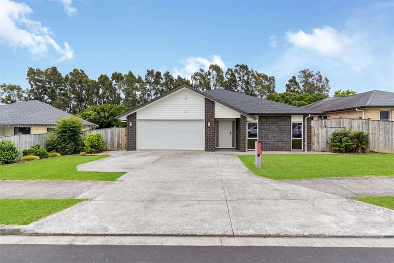 Photo of property in 11 Kilmacrennan Drive, Rosehill, Papakura, 2113