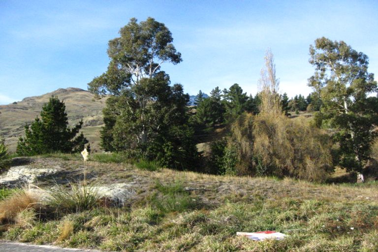 Photo of property in 22 Milward Place, Kelvin Heights, Queenstown, 9300