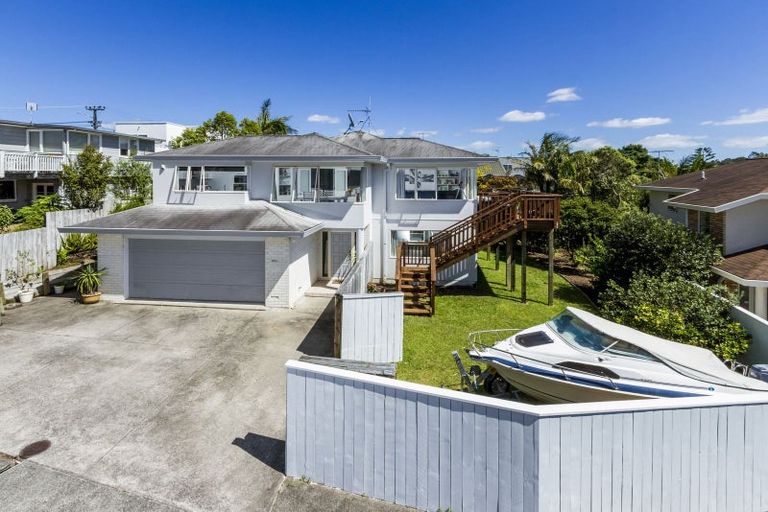 Photo of property in 2/133 Carlisle Road, Northcross, Auckland, 0632