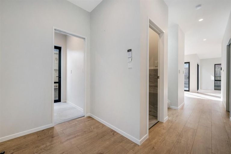 Photo of property in 76a Botany Road, Botany Downs, Auckland, 2010