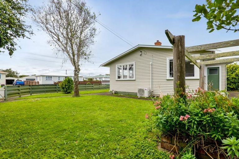 Photo of property in 27 Reid Avenue, Hawera, 4610