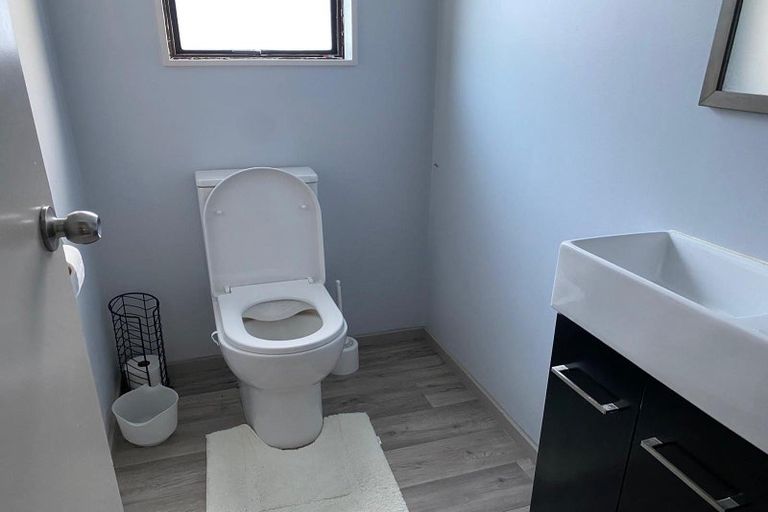 Photo of property in 90 Stewart Drive, Newlands, Wellington, 6037