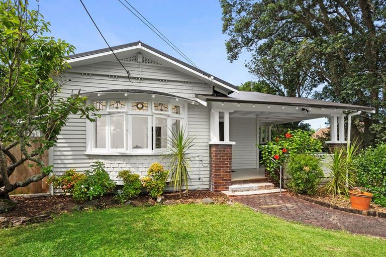 Photo of property in 10 Bridge View Road, Birkenhead, Auckland, 0626