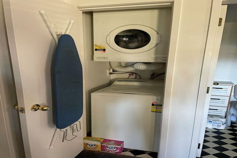 Photo of property in 280 Queens Drive, Lyall Bay, Wellington, 6022